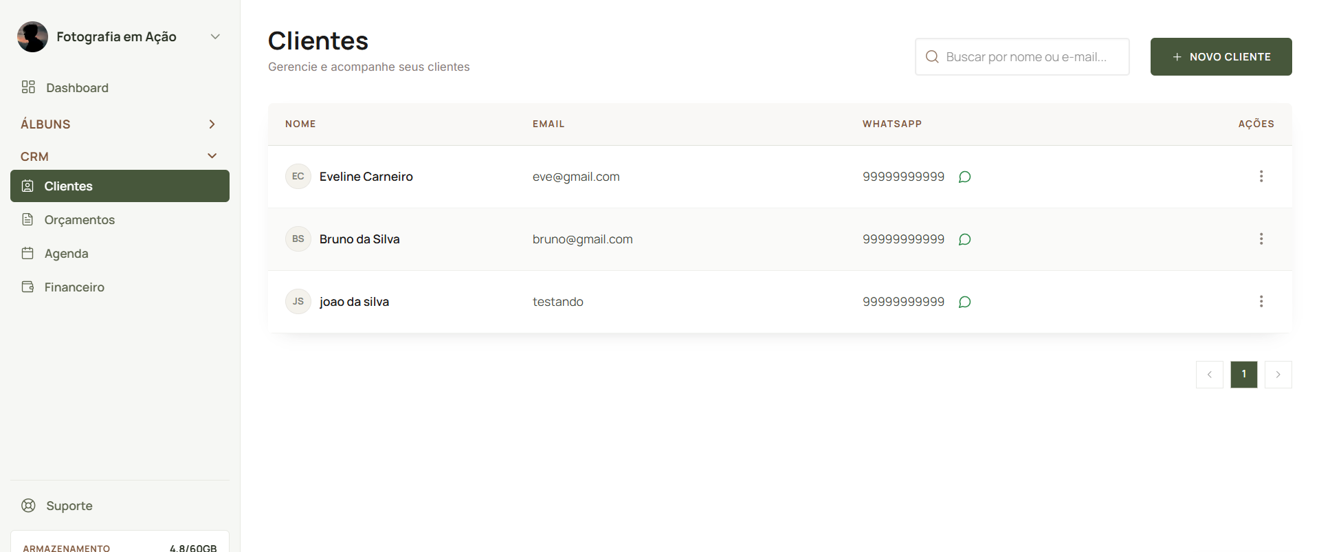 Lista de clientes do CRM com nome, e-mail e WhatsApp de cada cliente